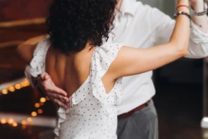 Dos adultos bailando - baile latino en Zaragoza